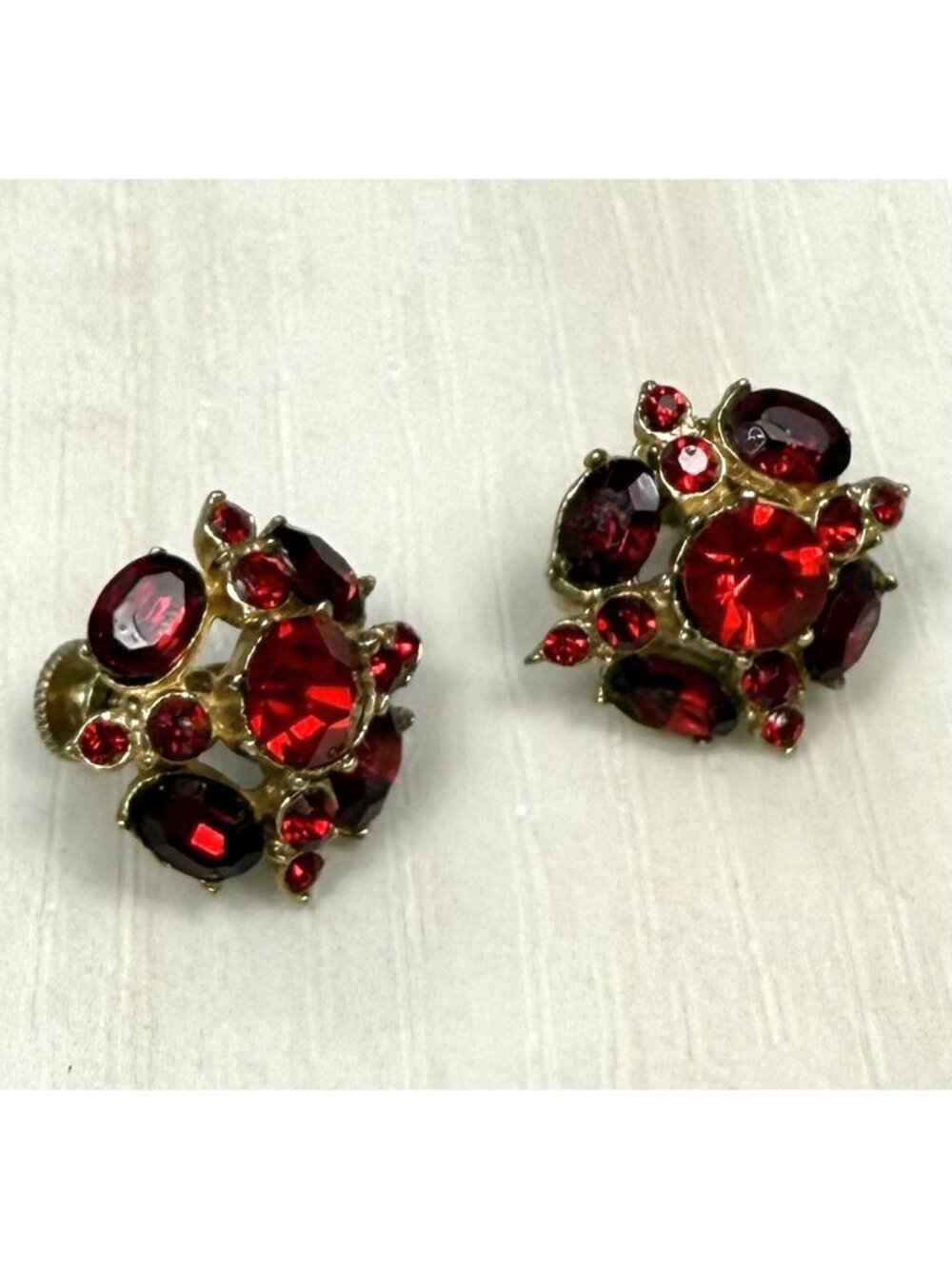 VTG CORO Red Rhinestone Goldtone Screwback EARRINGS 0.75" Round Signed